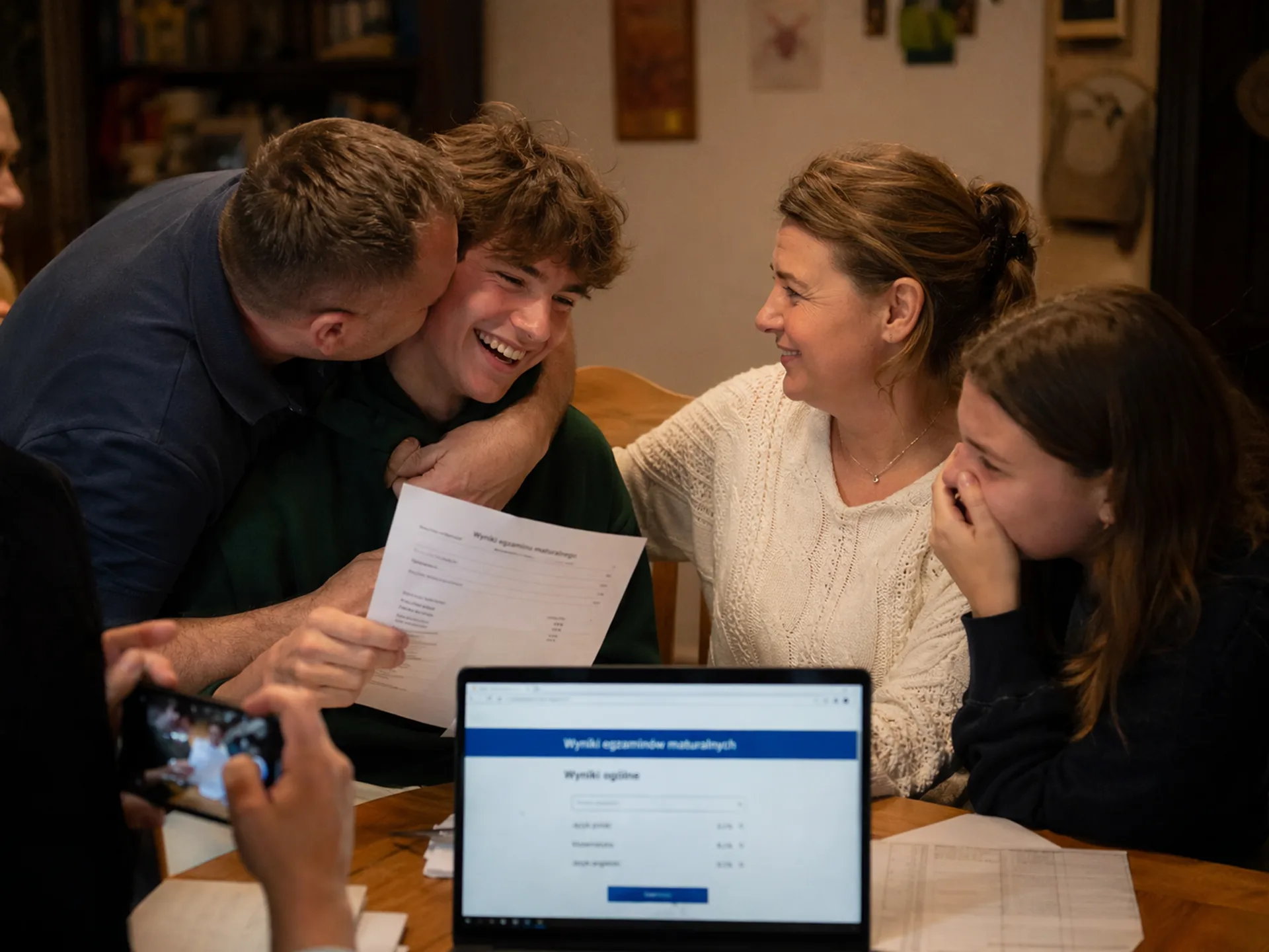 Rodzina świętuje wyniki egzaminu — moment który znamy z prawdziwych historii naszych klientów
